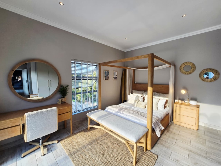 6 Bedroom Property for Sale in Glentana Western Cape